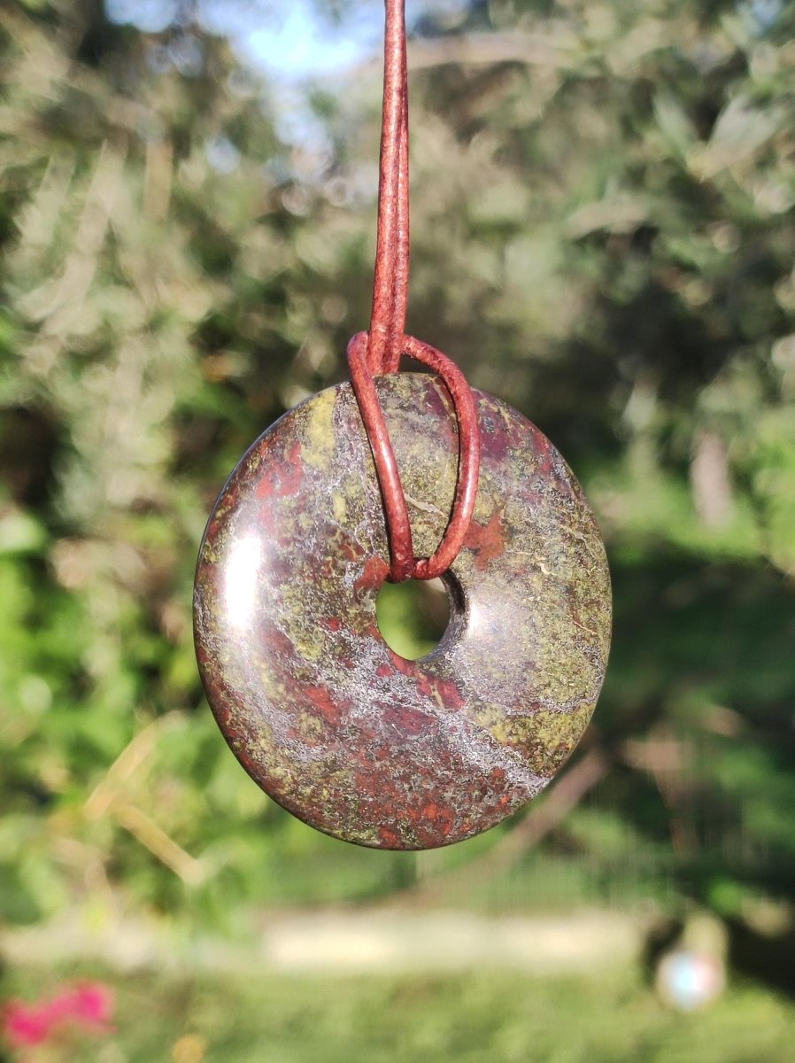 Drachenblut / Drachenjaspis / Epidot Quarz ~ Edelstein Kette ~HIPPIE ~GOA ~Boho ~Tibet ~Ethno ~Nature ~Donut ~Schutzsymbol ~Heilstein - Art of Nature Berlin