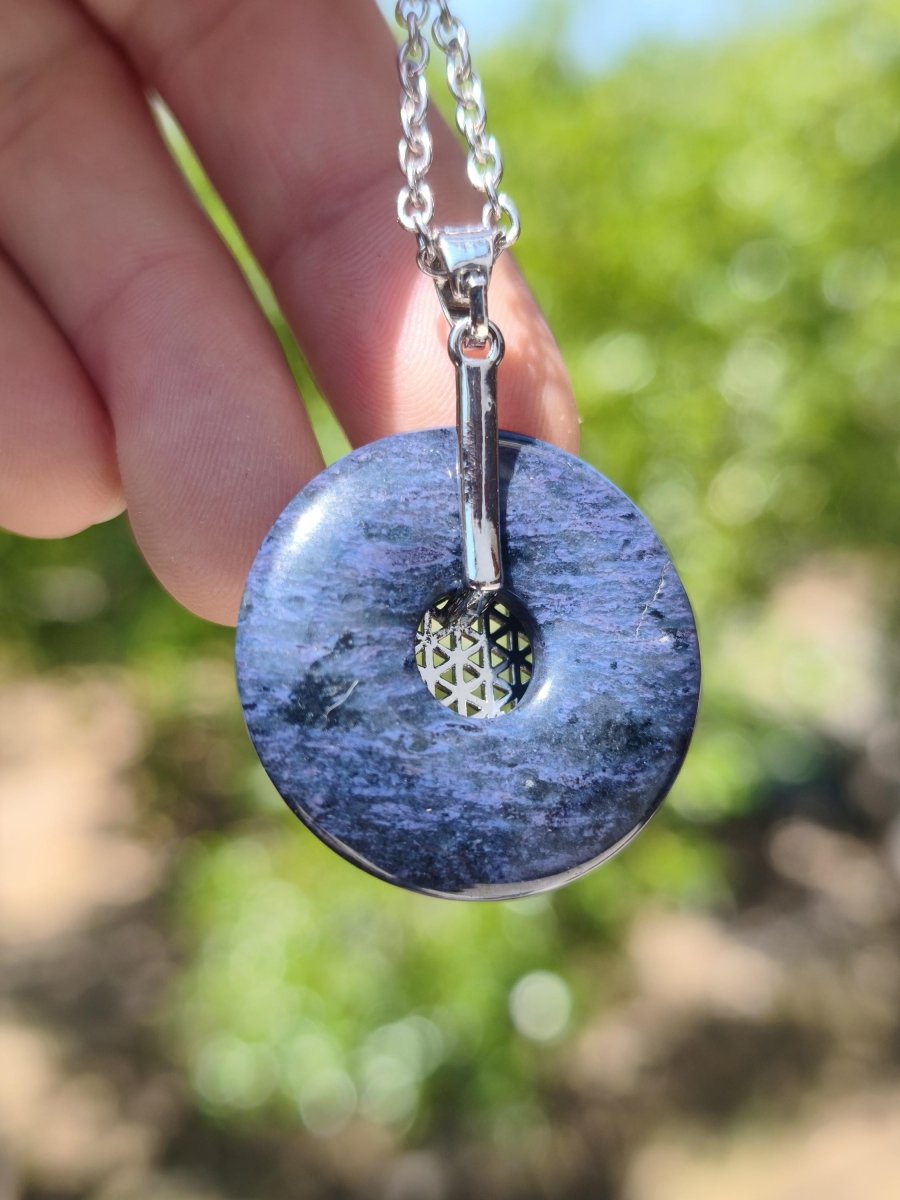 Dumortierit A blau ~ Messing Halter Silber Edelstein Kette Natur Donut Schutzsymbol Heilstein Chakra Sammler Mineral Rarität Mann Frau - Art of Nature Berlin