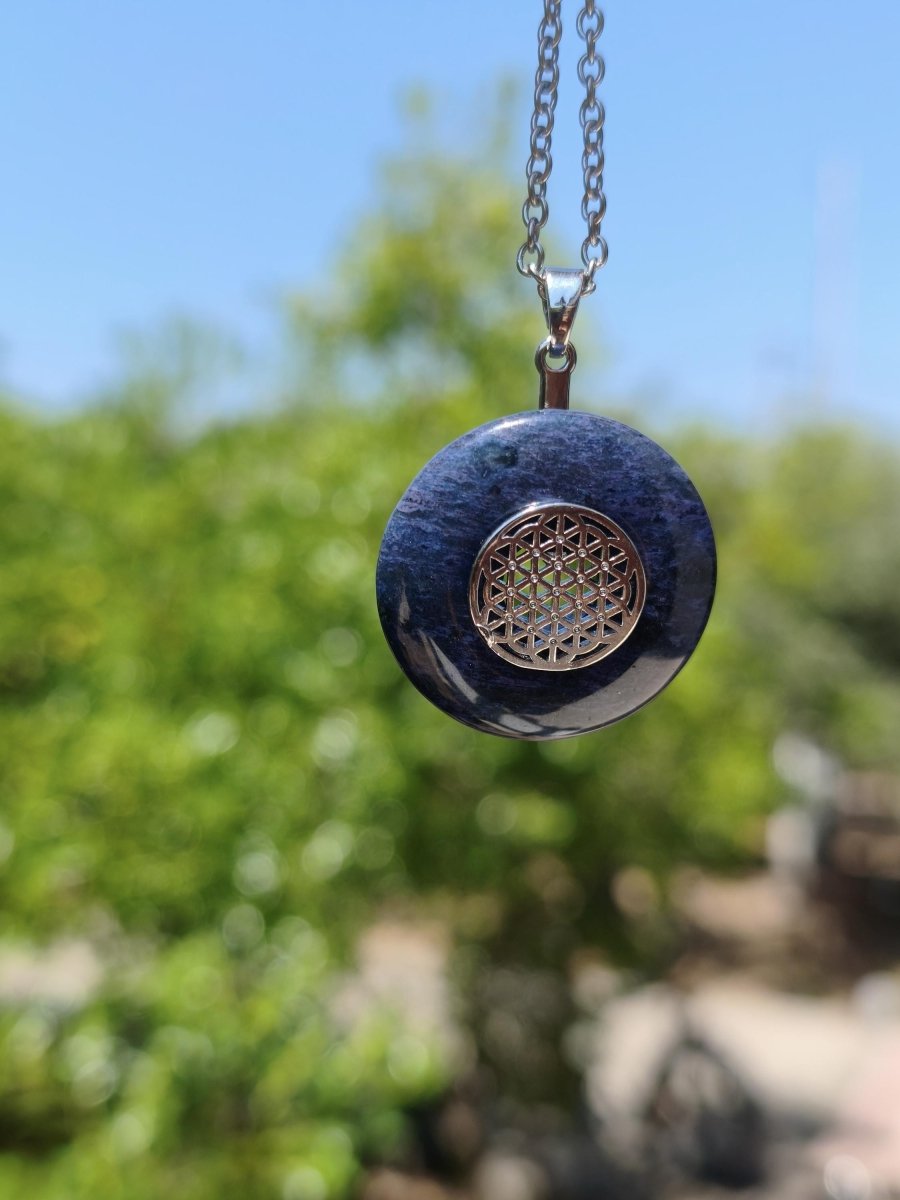 Dumortierit A blau ~ Messing Halter Silber Edelstein Kette Natur Donut Schutzsymbol Heilstein Chakra Sammler Mineral Rarität Mann Frau - Art of Nature Berlin