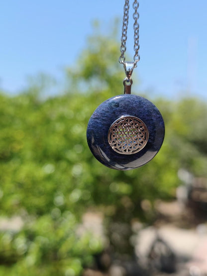 Dumortierit A blau ~ Messing Halter Silber Edelstein Kette Natur Donut Schutzsymbol Heilstein Chakra Sammler Mineral Rarität Mann Frau - Art of Nature Berlin