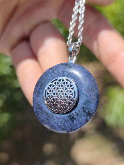 Dumortierit A blau ~ Messing Halter Silber Edelstein Kette Natur Donut Schutzsymbol Heilstein Chakra Sammler Mineral Rarität Mann Frau - Art of Nature Berlin
