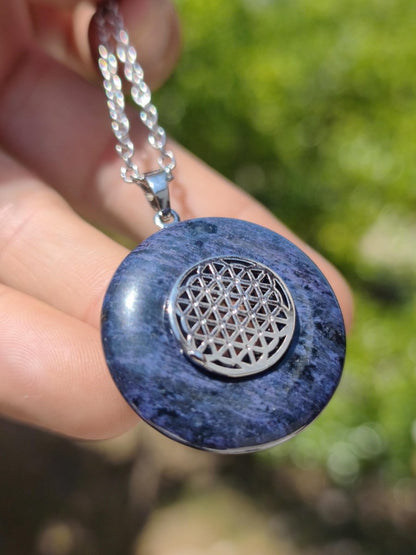Dumortierit A blau ~ Messing Halter Silber Edelstein Kette Natur Donut Schutzsymbol Heilstein Chakra Sammler Mineral Rarität Mann Frau - Art of Nature Berlin