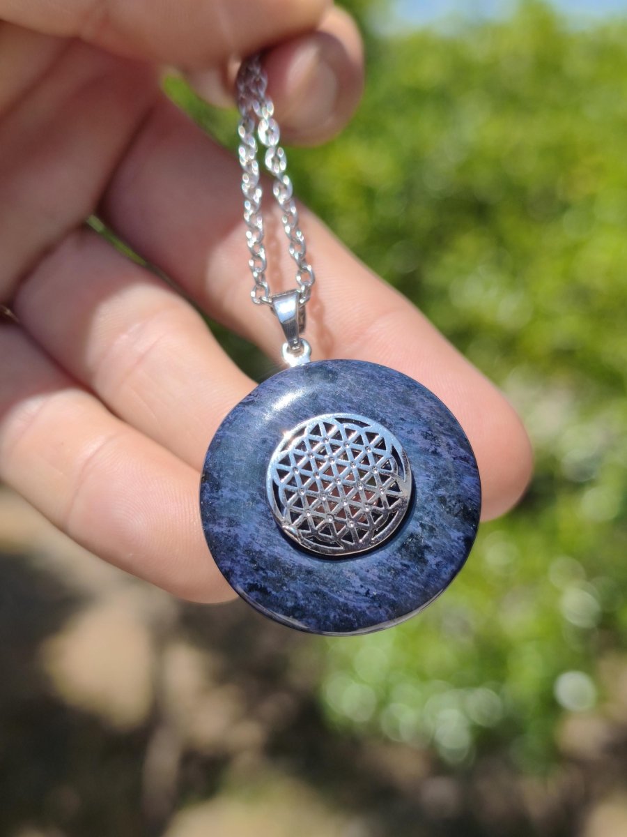 Dumortierit A blau ~ Messing Halter Silber Edelstein Kette Natur Donut Schutzsymbol Heilstein Chakra Sammler Mineral Rarität Mann Frau - Art of Nature Berlin