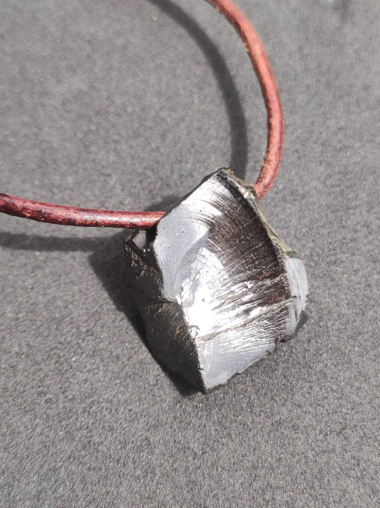 EdelSchungit Shungite - Edelstein Kette schwarz Schutz Anhänger Geschenk Mann Frau Er Sie Freundin Kristall Natur Heilstein Sammler Rarität - Art of Nature Berlin