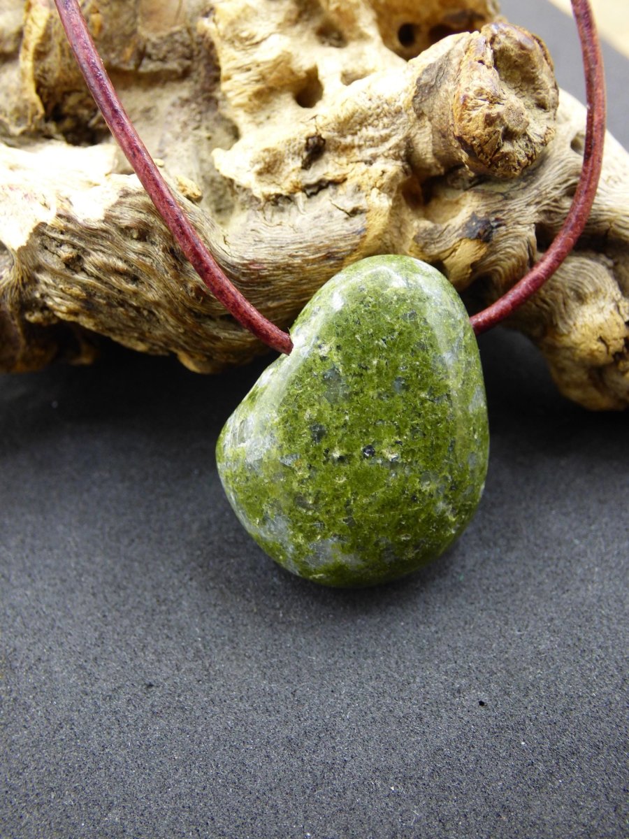 Epidot ~ Edelstein Kette grün Natur Heilstein Anhänger Mann Frau Er Sie Freund Geschenk Unikat Besonders Weihnachten Goa Boho Ethno Vintage - Art of Nature Berlin