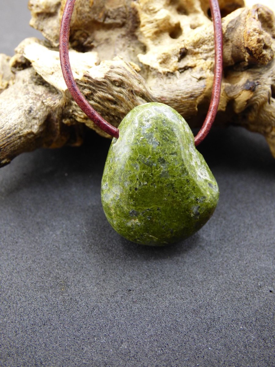 Epidot ~ Edelstein Kette grün Natur Heilstein Anhänger Mann Frau Er Sie Freund Geschenk Unikat Besonders Weihnachten Goa Boho Ethno Vintage - Art of Nature Berlin