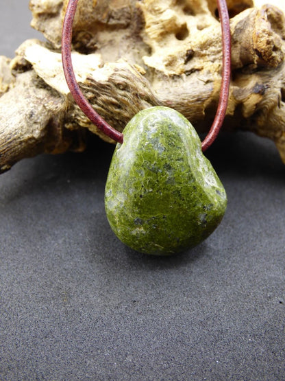 Epidot ~ Edelstein Kette grün Natur Heilstein Anhänger Mann Frau Er Sie Freund Geschenk Unikat Besonders Weihnachten Goa Boho Ethno Vintage - Art of Nature Berlin