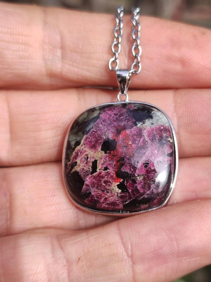Eudialyt - 925 Sterling Silber Edelstein Kette rot schwarz Unikat Rarität Heilstein Natur selten Ethno Mann Frau Er Sie Geschenk Freund - Art of Nature Berlin