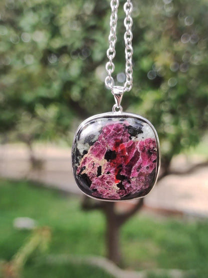 Eudialyt - 925 Sterling Silber Edelstein Kette rot schwarz Unikat Rarität Heilstein Natur selten Ethno Mann Frau Er Sie Geschenk Freund - Art of Nature Berlin