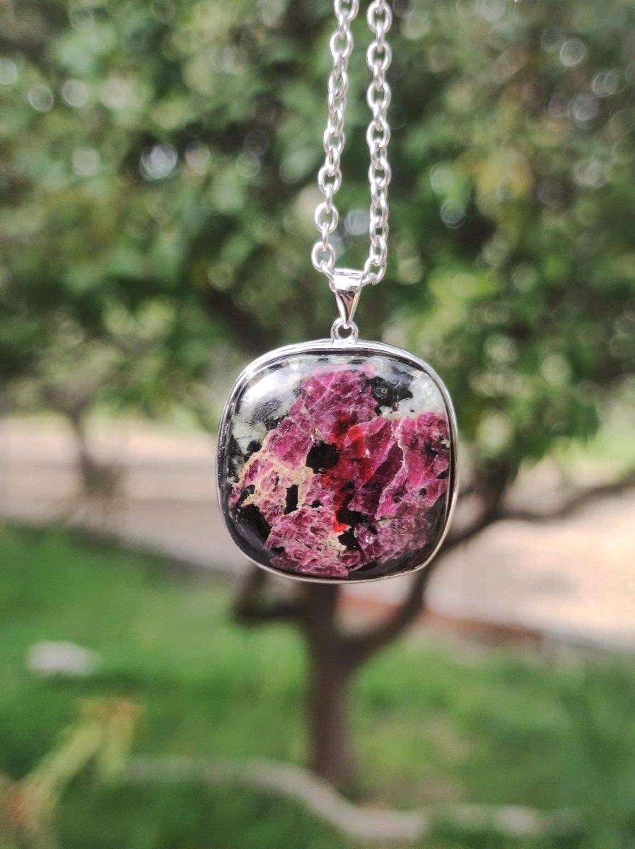 Eudialyt - 925 Sterling Silber Edelstein Kette rot schwarz Unikat Rarität Heilstein Natur selten Ethno Mann Frau Er Sie Geschenk Freund - Art of Nature Berlin