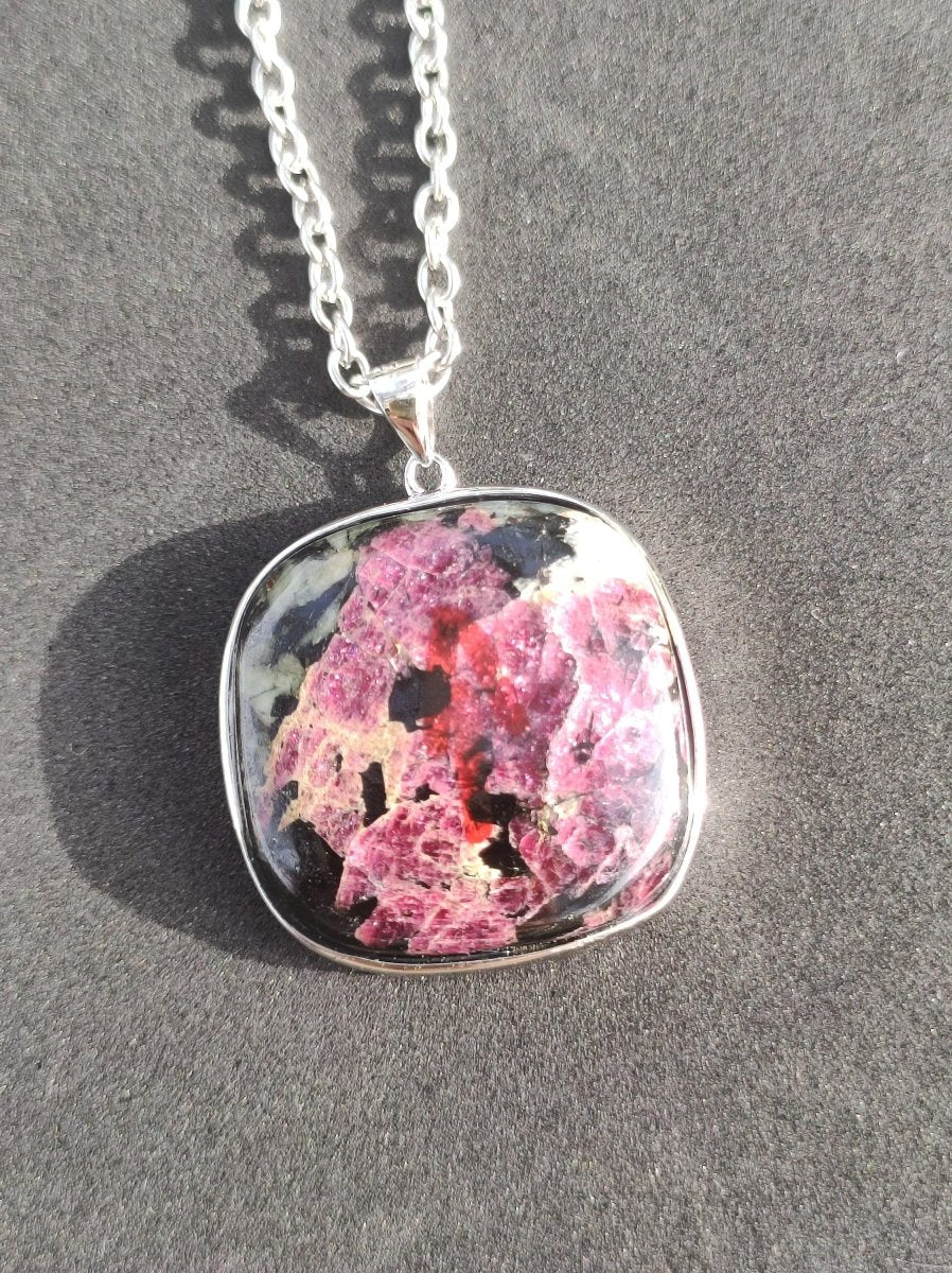 Eudialyt - 925 Sterling Silber Edelstein Kette rot schwarz Unikat Rarität Heilstein Natur selten Ethno Mann Frau Er Sie Geschenk Freund - Art of Nature Berlin