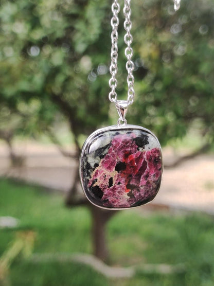 Eudialyt - 925 Sterling Silber Edelstein Kette rot schwarz Unikat Rarität Heilstein Natur selten Ethno Mann Frau Er Sie Geschenk Freund - Art of Nature Berlin