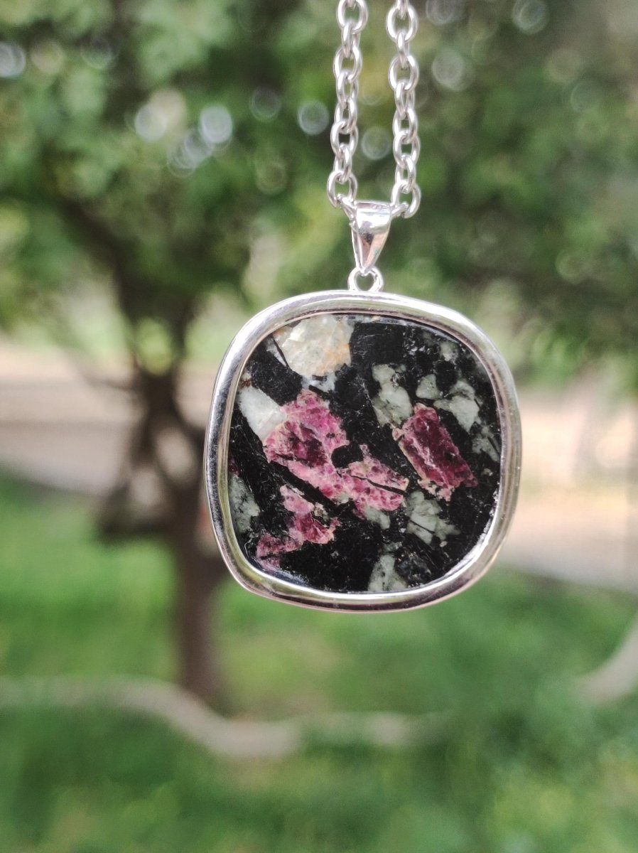 Eudialyt - 925 Sterling Silber Edelstein Kette rot schwarz Unikat Rarität Heilstein Natur selten Ethno Mann Frau Er Sie Geschenk Freund - Art of Nature Berlin