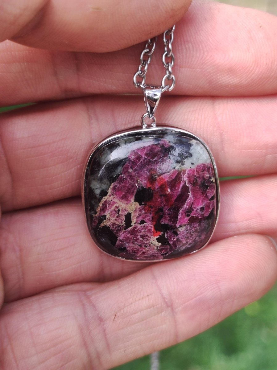 Eudialyt - 925 Sterling Silber Edelstein Kette rot schwarz Unikat Rarität Heilstein Natur selten Ethno Mann Frau Er Sie Geschenk Freund - Art of Nature Berlin