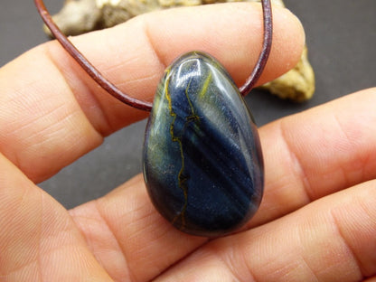 Falkenauge ~ Edelstein Kette schwarz blau schimmern funkelnd Natur Heilstein Geschenk Er SIe Mann Frau Freund Weihnachten Goa Boho Ethno Psy - Art of Nature Berlin