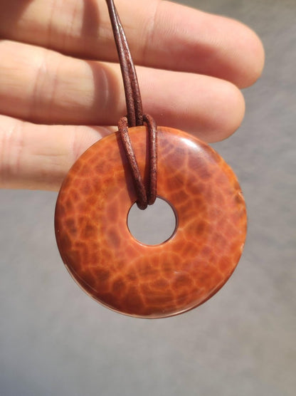 Feuerachat ~ Donut 40mm Edelstein Kette rot Natur HIPPIE GOA Boho Heilstein Kristalle Schmuck Anhänger Mann Frau Kind Geschenk Er Sie - Art of Nature Berlin