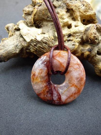 Feuerquarz / Hämatit Quarz 30mm - Edelstein Donut Kette rot Mann Frau Vater Tochter Freund Heilstein Glück Schmuck Natur Rarität Geschenk - Art of Nature Berlin