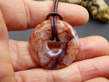 Feuerquarz / Hämatit Quarz 30mm - Edelstein Donut Kette rot Mann Frau Vater Tochter Freund Heilstein Glück Schmuck Natur Rarität Geschenk - Art of Nature Berlin