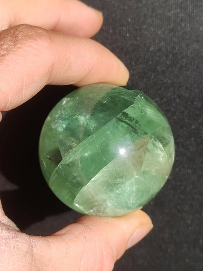 Fluorit A grün ~ Magische Edelstein Kugel Deko Sphere Meditation Sammler Kristall Heilstein Natur Qualität Geschenk Er Sie Mann Frau Wohnen - Art of Nature Berlin