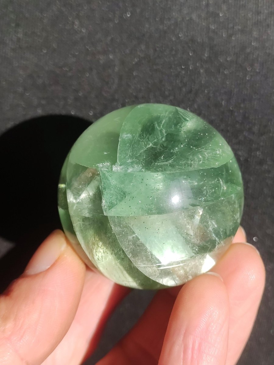 Fluorit A grün ~ Magische Edelstein Kugel Deko Sphere Meditation Sammler Kristall Heilstein Natur Qualität Geschenk Er Sie Mann Frau Wohnen - Art of Nature Berlin