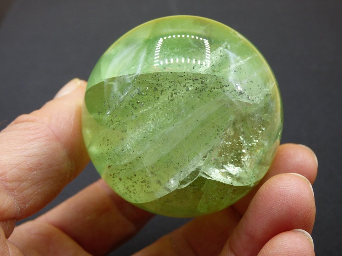 Fluorit A grün ~ Magische Edelstein Kugel Deko Sphere Meditation Sammler Kristall Heilstein Natur Qualität Geschenk Er Sie Mann Frau Wohnen - Art of Nature Berlin