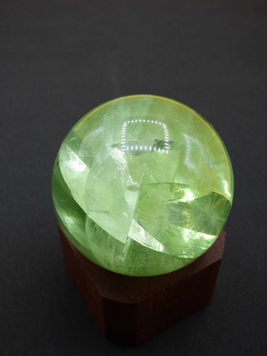 Fluorit A grün ~ Magische Edelstein Kugel Deko Sphere Meditation Sammler Kristall Heilstein Natur Qualität Geschenk Er Sie Mann Frau Wohnen - Art of Nature Berlin