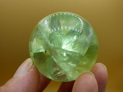 Fluorit A grün ~ Magische Edelstein Kugel Deko Sphere Meditation Sammler Kristall Heilstein Natur Qualität Geschenk Er Sie Mann Frau Wohnen - Art of Nature Berlin