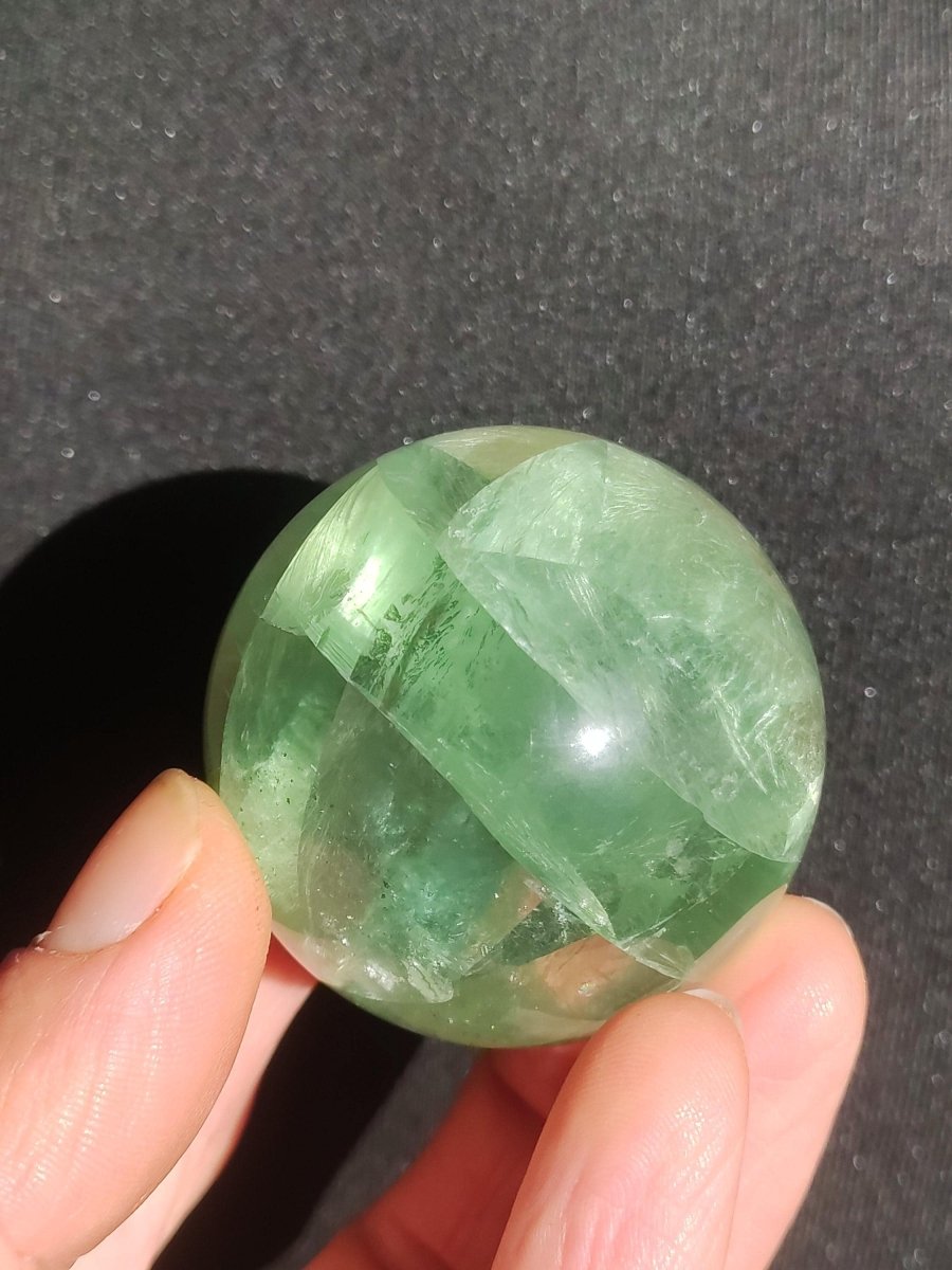 Fluorit A grün ~ Magische Edelstein Kugel Deko Sphere Meditation Sammler Kristall Heilstein Natur Qualität Geschenk Er Sie Mann Frau Wohnen - Art of Nature Berlin