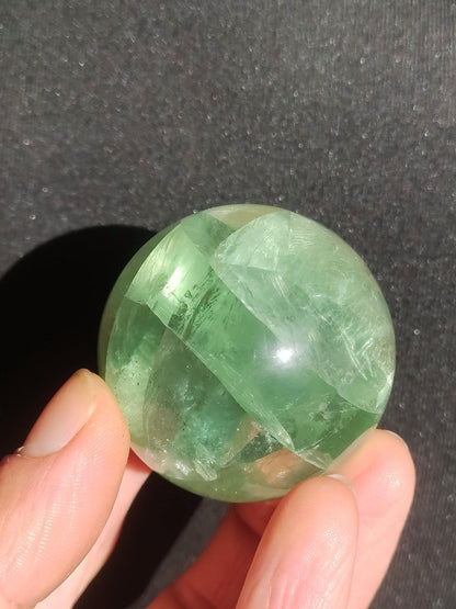 Fluorit A grün ~ Magische Edelstein Kugel Deko Sphere Meditation Sammler Kristall Heilstein Natur Qualität Geschenk Er Sie Mann Frau Wohnen - Art of Nature Berlin