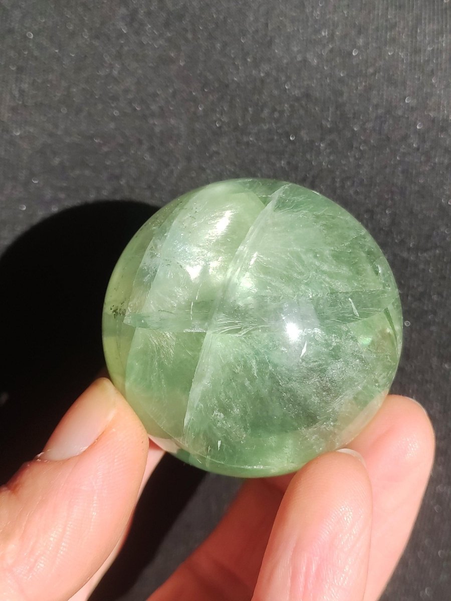 Fluorit A grün ~ Magische Edelstein Kugel Deko Sphere Meditation Sammler Kristall Heilstein Natur Qualität Geschenk Er Sie Mann Frau Wohnen - Art of Nature Berlin