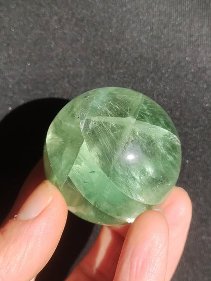 Fluorit A grün ~ Magische Edelstein Kugel Deko Sphere Meditation Sammler Kristall Heilstein Natur Qualität Geschenk Er Sie Mann Frau Wohnen - Art of Nature Berlin