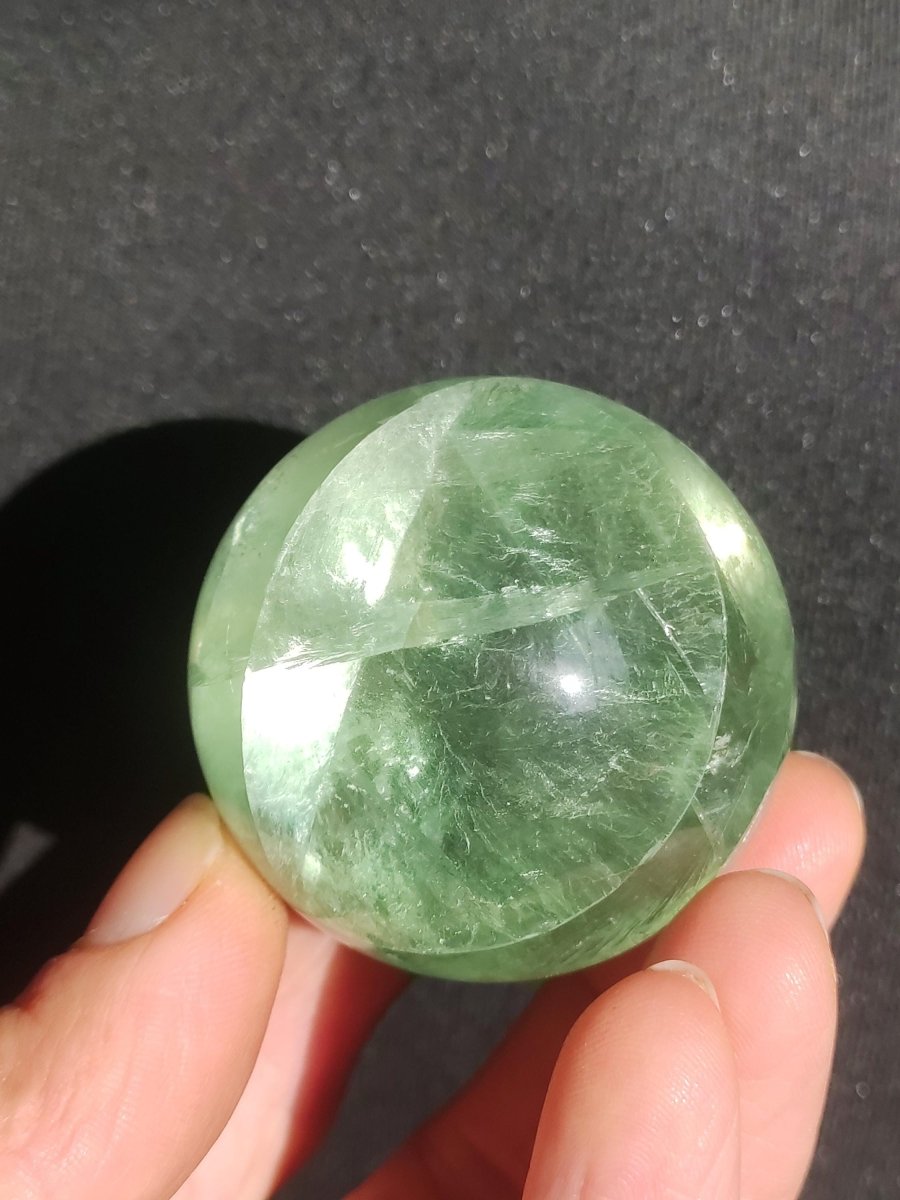 Fluorit A grün ~ Magische Edelstein Kugel Deko Sphere Meditation Sammler Kristall Heilstein Natur Qualität Geschenk Er Sie Mann Frau Wohnen - Art of Nature Berlin