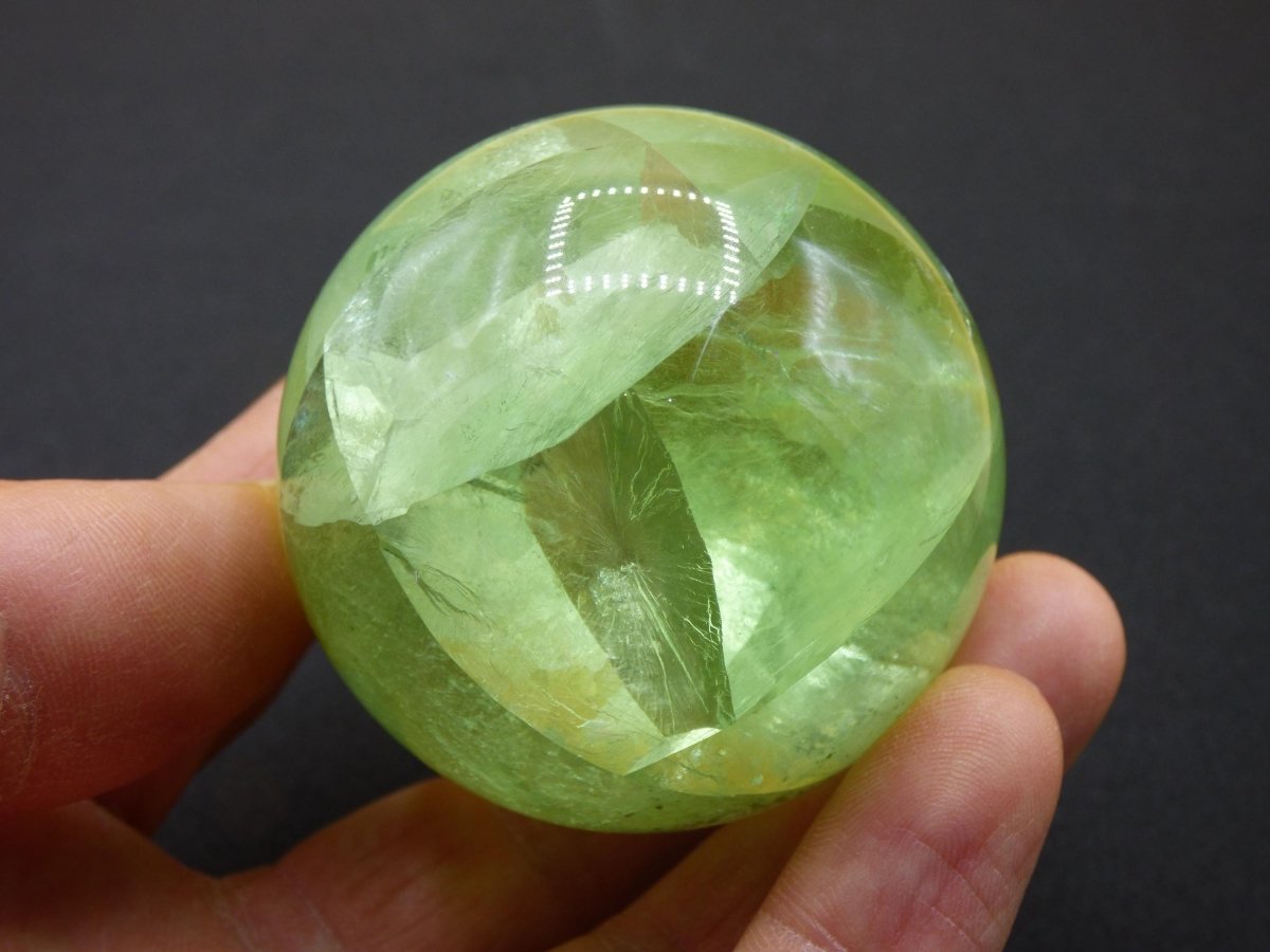 Fluorit A grün ~ Magische Edelstein Kugel Deko Sphere Meditation Sammler Kristall Heilstein Natur Qualität Geschenk Er Sie Mann Frau Wohnen - Art of Nature Berlin