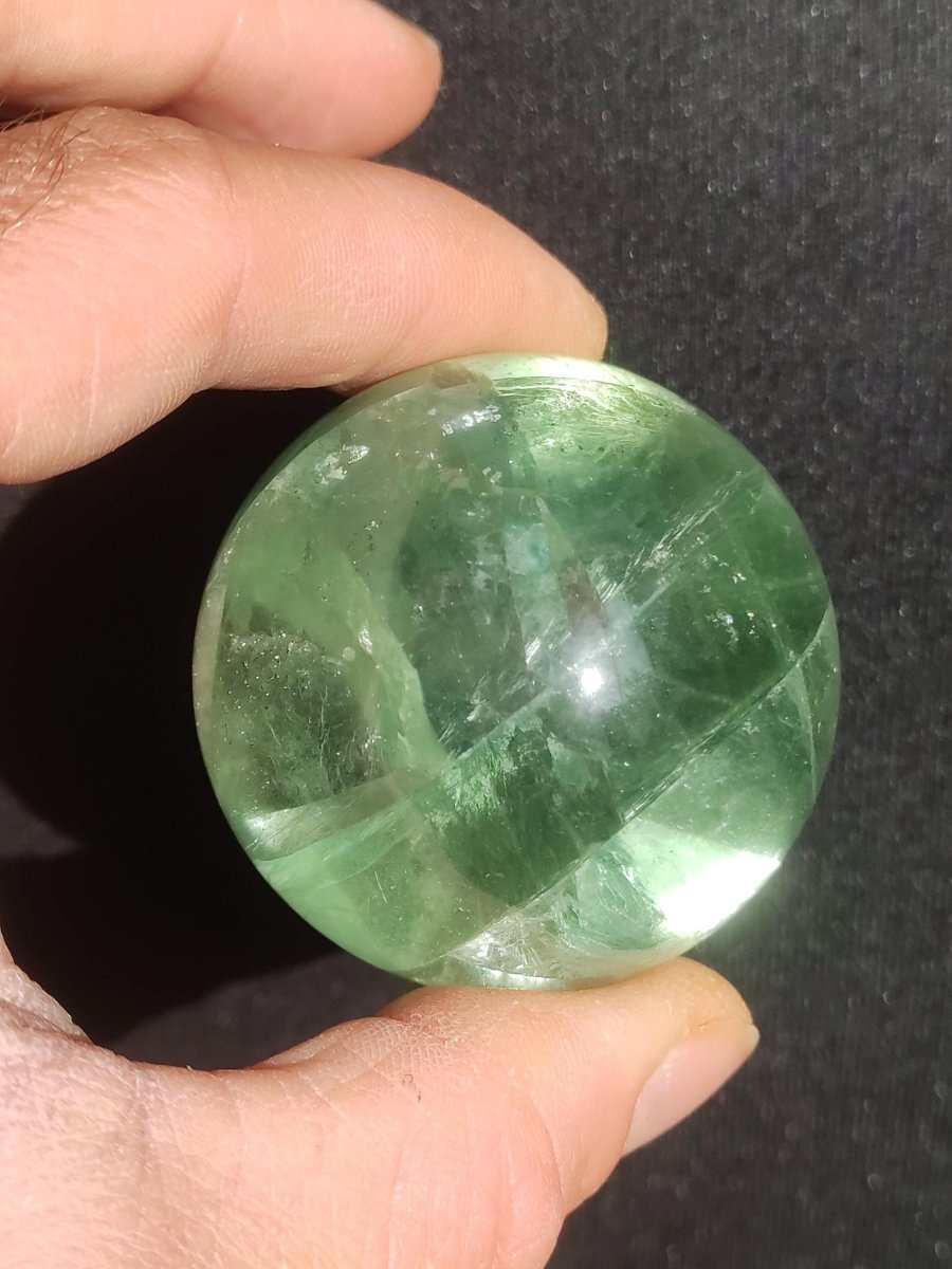 Fluorit A grün ~ Magische Edelstein Kugel Deko Sphere Meditation Sammler Kristall Heilstein Natur Qualität Geschenk Er Sie Mann Frau Wohnen - Art of Nature Berlin