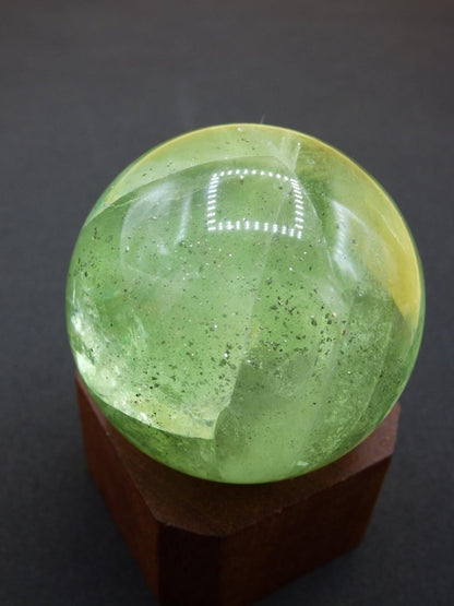 Fluorit A grün ~ Magische Edelstein Kugel Deko Sphere Meditation Sammler Kristall Heilstein Natur Qualität Geschenk Er Sie Mann Frau Wohnen - Art of Nature Berlin