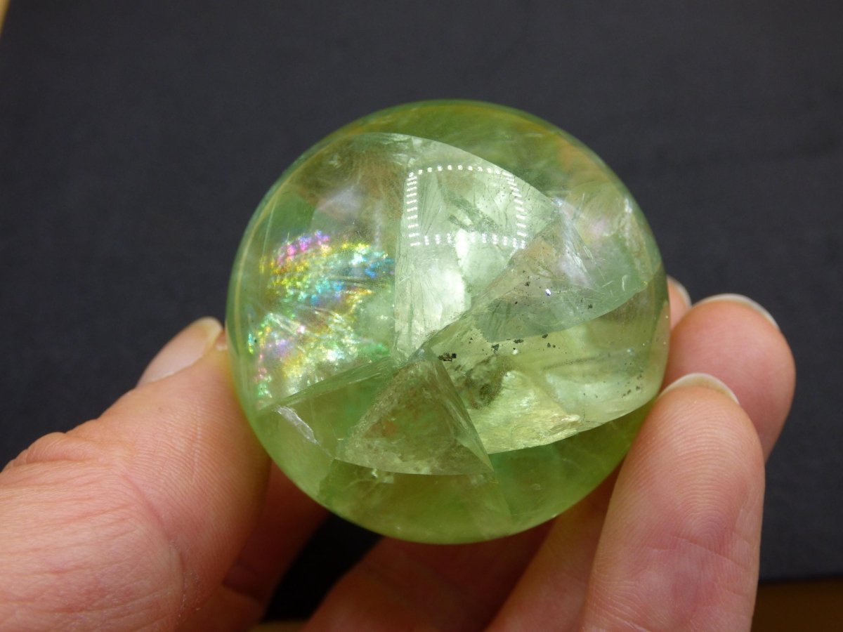 Fluorit A grün ~ Magische Edelstein Kugel Deko Sphere Meditation Sammler Kristall Heilstein Natur Qualität Geschenk Er Sie Mann Frau Wohnen - Art of Nature Berlin