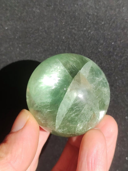 Fluorit A grün ~ Magische Edelstein Kugel Deko Sphere Meditation Sammler Kristall Heilstein Natur Qualität Geschenk Er Sie Mann Frau Wohnen - Art of Nature Berlin