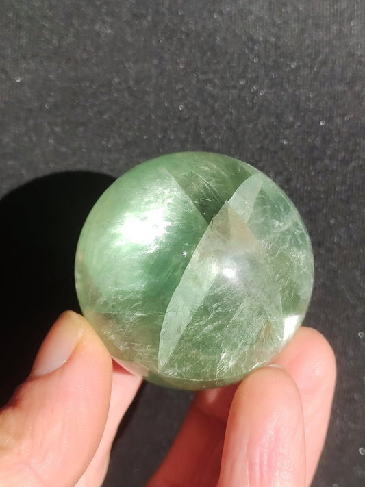 Fluorit A grün ~ Magische Edelstein Kugel Deko Sphere Meditation Sammler Kristall Heilstein Natur Qualität Geschenk Er Sie Mann Frau Wohnen - Art of Nature Berlin