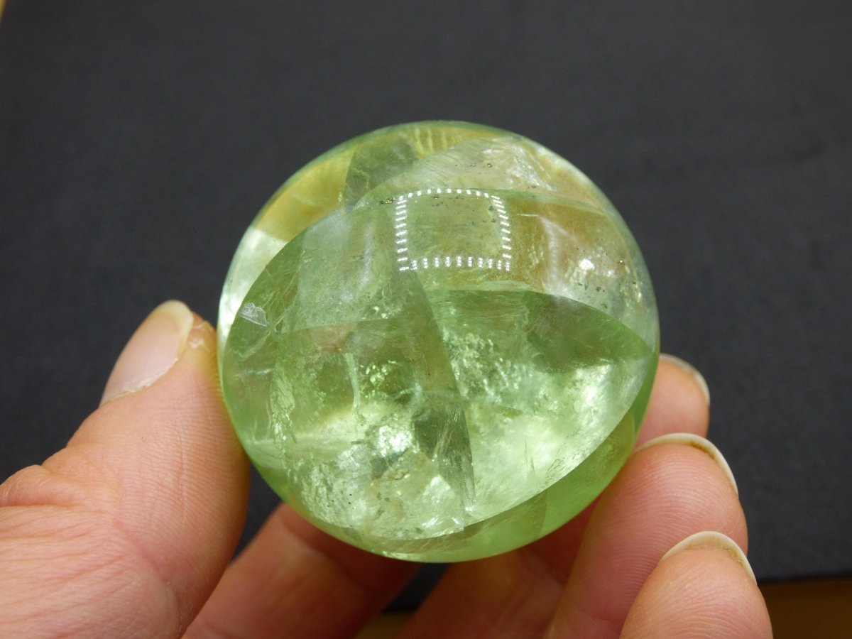 Fluorit A grün ~ Magische Edelstein Kugel Deko Sphere Meditation Sammler Kristall Heilstein Natur Qualität Geschenk Er Sie Mann Frau Wohnen - Art of Nature Berlin