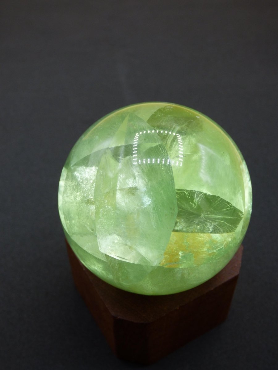 Fluorit A grün ~ Magische Edelstein Kugel Deko Sphere Meditation Sammler Kristall Heilstein Natur Qualität Geschenk Er Sie Mann Frau Wohnen - Art of Nature Berlin