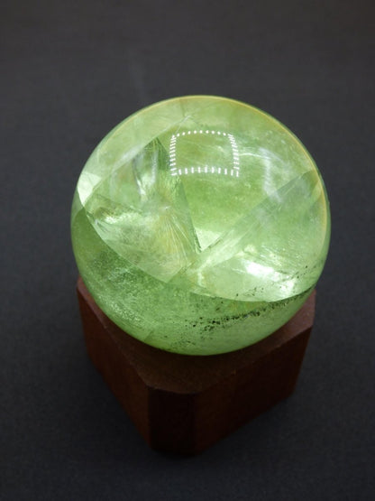 Fluorit A grün ~ Magische Edelstein Kugel Deko Sphere Meditation Sammler Kristall Heilstein Natur Qualität Geschenk Er Sie Mann Frau Wohnen - Art of Nature Berlin