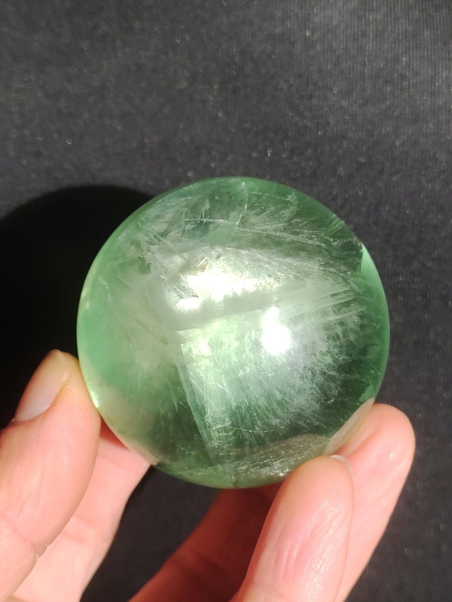 Fluorit AA grün ~ Magische Edelstein Kugel Deko Sphere Meditation Sammler Kristall Heilstein Natur Qualität Geschenk Er Sie Mann Frau Wohnen - Art of Nature Berlin