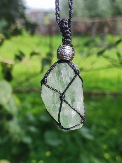 Fluorit grün ~ Makramee Edelstein Kette grün Natur Rarität Heilstein Kristall HIPPIE Boho Mann Frau Mutter Geschenk Er Sie roh Mineral - Art of Nature Berlin