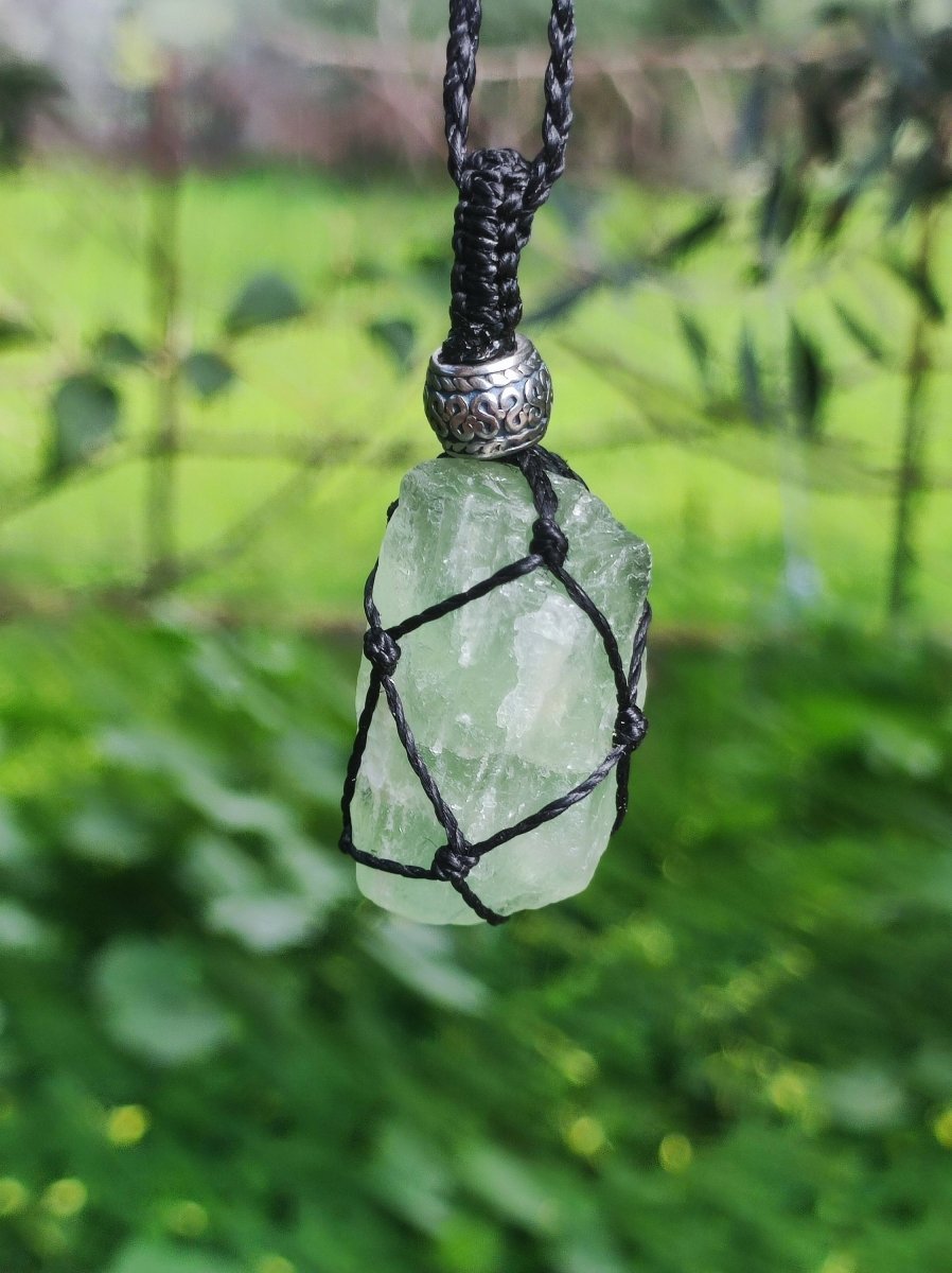 Fluorit grün ~ Makramee Edelstein Kette grün Natur Rarität Heilstein Kristall HIPPIE Boho Mann Frau Mutter Geschenk Er Sie roh Mineral - Art of Nature Berlin