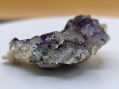 Fluorit Kristallstufe – Violett-Grüner Fluorit aus Erongo, Namibia – Sammlerstück | Seltene Sammler Kristall Stufe Mineral Heilstein Deko - Art of Nature Berlin