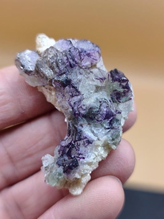 Fluorit Kristallstufe – Violett-Grüner Fluorit aus Erongo, Namibia – Sammlerstück | Seltene Sammler Kristall Stufe Mineral Heilstein Deko - Art of Nature Berlin