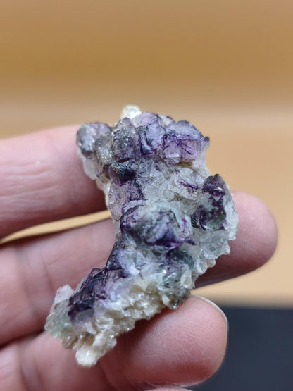 Fluorit Kristallstufe – Violett-Grüner Fluorit aus Erongo, Namibia – Sammlerstück | Seltene Sammler Kristall Stufe Mineral Heilstein Deko - Art of Nature Berlin