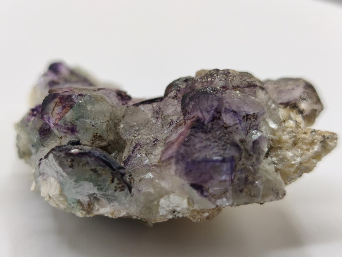 Fluorit Kristallstufe – Violett-Grüner Fluorit aus Erongo, Namibia – Sammlerstück | Seltene Sammler Kristall Stufe Mineral Heilstein Deko - Art of Nature Berlin