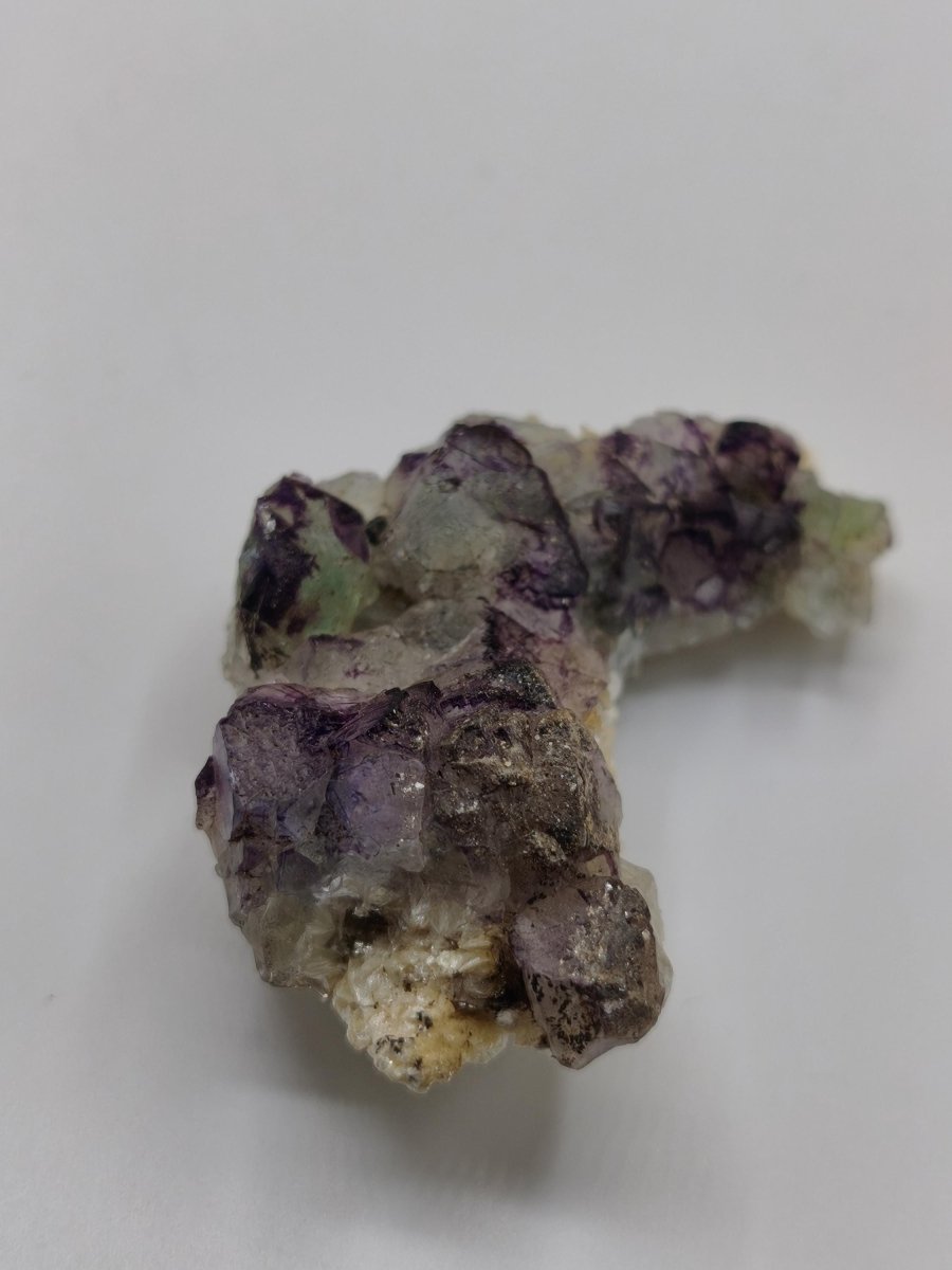 Fluorit Kristallstufe – Violett-Grüner Fluorit aus Erongo, Namibia – Sammlerstück | Seltene Sammler Kristall Stufe Mineral Heilstein Deko - Art of Nature Berlin