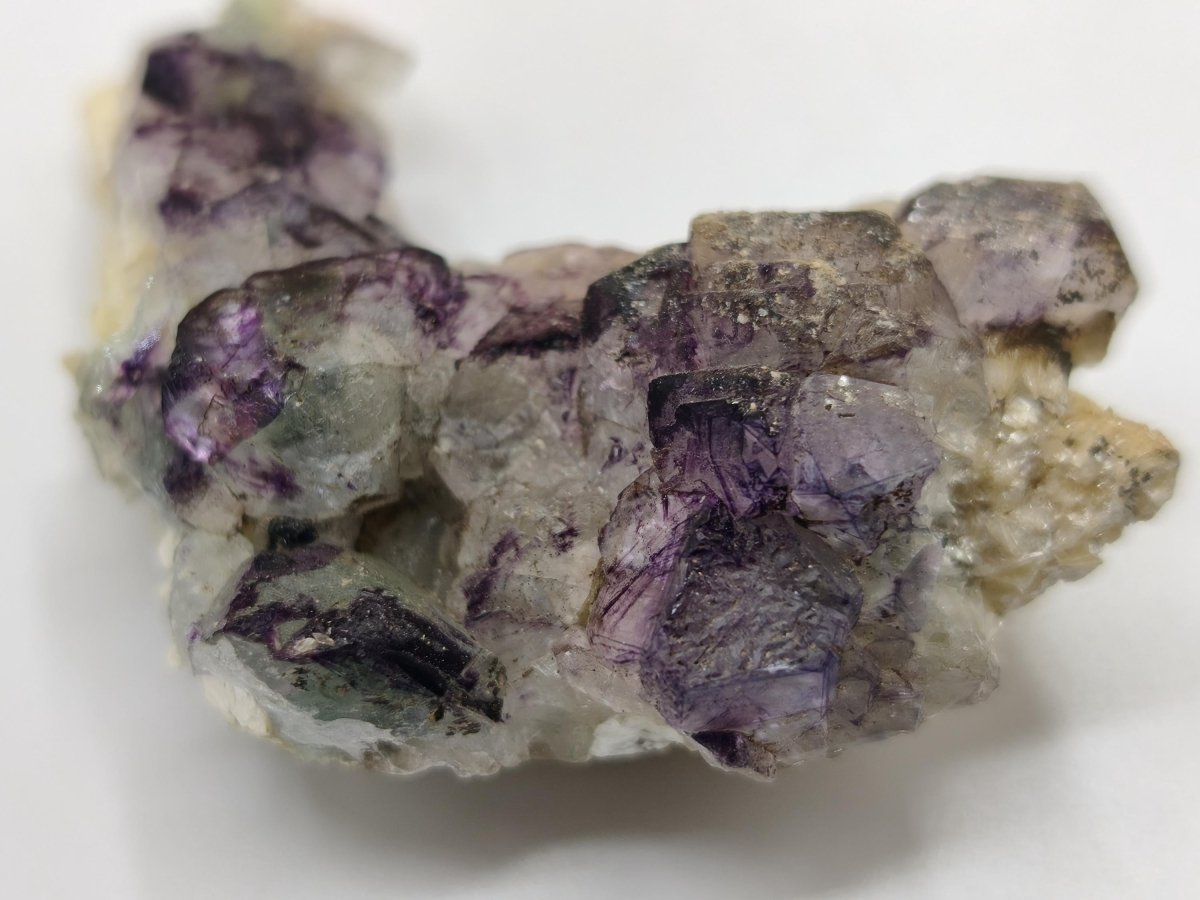 Fluorit Kristallstufe – Violett-Grüner Fluorit aus Erongo, Namibia – Sammlerstück | Seltene Sammler Kristall Stufe Mineral Heilstein Deko - Art of Nature Berlin